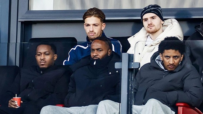 Raheem Sterling (tengah depan) saat menonton Feyenoord melawan Go Ahead Eagles akhir pekan lalu.