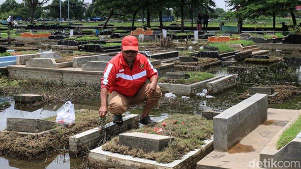 Makam Terendam, Warga Tetap Ziarah di TPU Semper