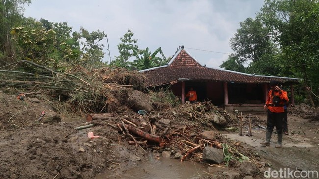 Rumah warga Jono, Tancep, Ngawen, Gunungkidul penuh dengan material longsoran berupa lumpur, pohon dan bebatuan, Rabu (18/2/2026).