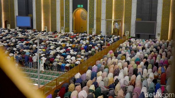 Tarawih Perdana di Masjid Al Akbar Surabaya