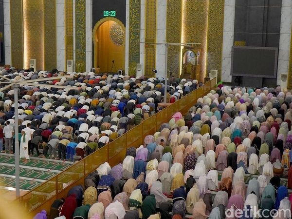 Tarawih Perdana di Masjid Al Akbar Surabaya