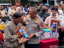 Senyum Lebar Emes Saat Motor Penopang Hidupnya Kembali Pulang