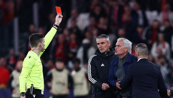 Pelatih Benfica Jose Mourinho dikartu merah wasit di dalam kekalahan dari Real Madrid di playoff Liga Champions, tadi malam.