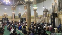 Hujan Tak Surutkan Antusias Jemaah Tarawih Perdana di Masjid Raya Al-Mashun