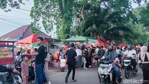 Warga Palembang Padati Pasar Takjil untuk Cari Menu Berbuka