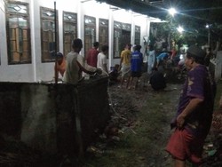 Usai Tarawih, Warga Lamongan Bersihkan Jalan Sekitar Masjid yang Banjir