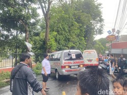 Pohon Tumbang Timpa 3 Pemotor di Jalan Bendungan Semarang, 1 Orang Tewas