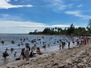 Tradisi Mandi Laut Jelang Ramadan, Warga Padati Pesisir Aceh Barat