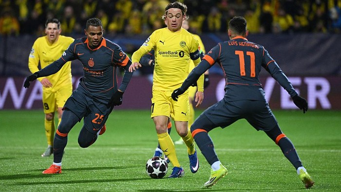 BODO, NORWAY - FEBRUARY 18: Patrick Berg of Bodo/Glimt on the ball whilst under pressure from Manuel Akanji and Luis Henrique of FC Internazionale Milano during the UEFA Champions League 2025/26 League Knockout Play-off First Leg match between FK Bod