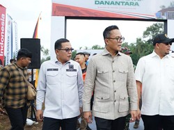 Andre Rosiade-Dony Oskaria Groundbreaking Huntap Korban Galodo di Tanah Datar