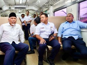 Andre Rosiade dan Gubernur Sumbar Naik Kereta Bareng, Bahas Rencana Commuter Line Padang