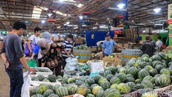 Awal Ramadan, Penjualan Blewah dan Timun Suri Laris Manis