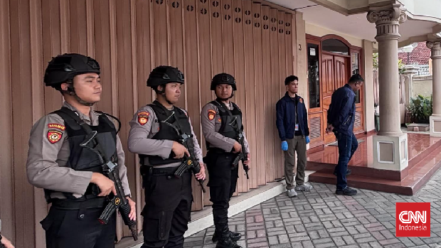 Tim penyidik Direktorat Tindak Pidana Ekonomi dan Khusus (Dittipideksus) Bareskrim Polri melakukan penggeledahan di sebuah rumah di Jalan Tampomas No 3, Surabaya, Kamis (19/2) siang.