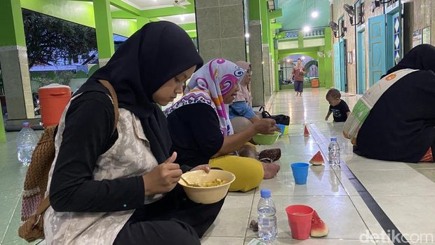 Suasana berbuka bersama di Masjid Jami' Pekojan, Kecamatan Semarang Tengah, Kota Semarang, Kamis (19/2/2026).