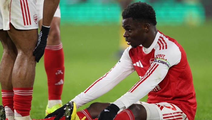 Bukayo Saka cedera saat Arsenal diimbangi Wolverhampton. 