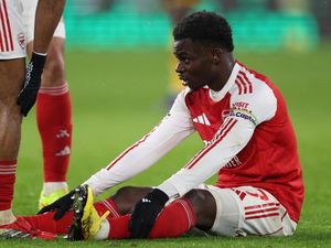 Sialnya Saka: Buka Puasa Usai Teken Kontrak Baru, Eh Cedera