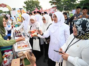 Serunya Ngerandu Buko Bareng Bupati Banyuwangi di Pantai Marina Boom