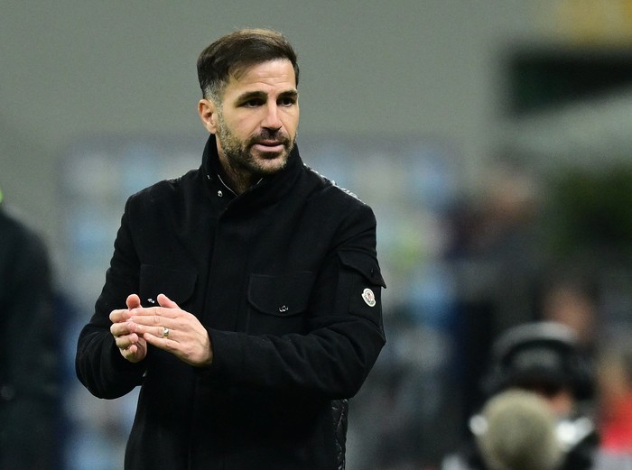 Soccer Football - Serie A - AC Milan v Como - San Siro, Milan, Italy - February 18, 2026 Como coach Cesc Fabregas reacts REUTERS/Daniele Mascolo