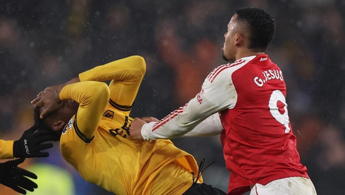 Gabriel Jesus tampak frustrasi usai Arsenal diimbangi tim juru kunci Wolverhampton Wanderers. Saking emosinya, dia sampai mendorong bek Wolves Yerson Mosquera.