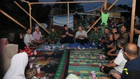 Gubsu Bobby Buka Puasa Perdana Bareng Warga Terdampak Banjir di Tapteng