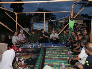 Gubsu Bobby Buka Puasa Perdana Bareng Warga Terdampak Banjir di Tapteng