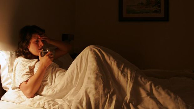 ilustrasi orang yang terbangun tengah malam tapi panik