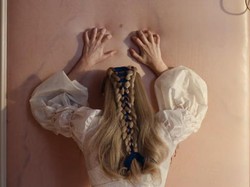 Bukan Cat, Detail Dinding Kamar Pink Wuthering Heights Bikin Merinding