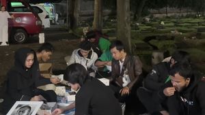 Momen Karina Ranau Ajak Anak dan Karyawan Sahur di Makam Epy Kusnandar