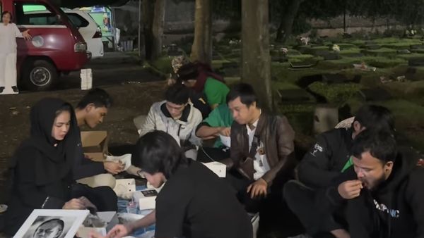 Momen Karina Ranau Ajak Anak dan Karyawan Sahur di Makam Epy Kusnandar