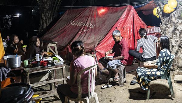 Kebersamaan Sahur Penyintas Bencana di Pengungsian Aceh Tamiang