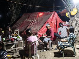 Kebersamaan Sahur Penyintas Bencana di Pengungsian Aceh Tamiang
