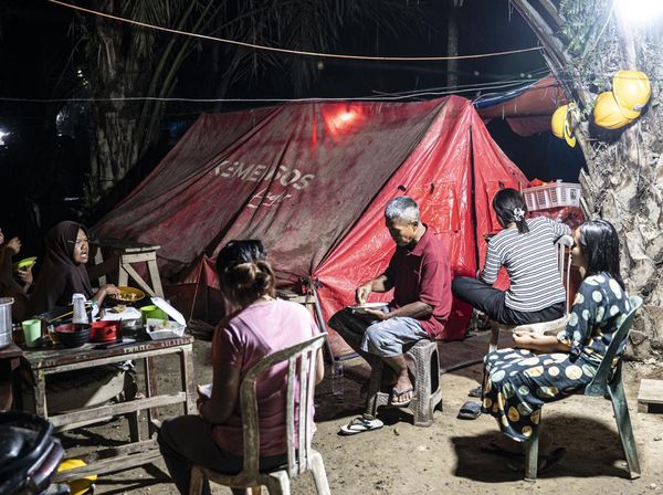 Kebersamaan Sahur Penyintas Bencana di Pengungsian Aceh Tamiang