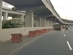 Kelebihan Muatan, Ban Truk Copot Lalu Mental Timpa Mobil di Tol Japek