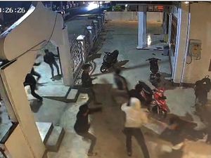 Video Rekaman CCTV OTK Bawa Parang Serang Pemuda di Masjid Polman