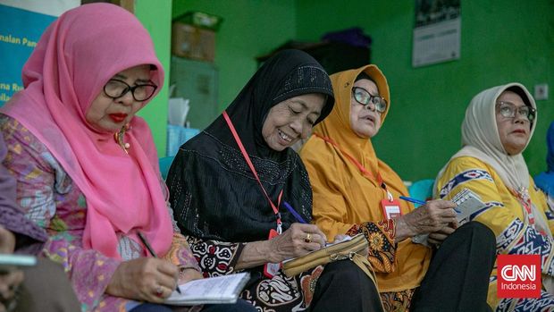 Sejumlah warga lanjut usia (lansia) mengikuti berbagai aktivitas di Sekolah Lansia Cucak Hijau yang berlokasi di Jalan Jati VIII, Sungai Bambu, Tanjung Priok, Jakarta Utara, Kamis (19/2/2026). (CNN Indonesia/ Adi Ibrahim)
