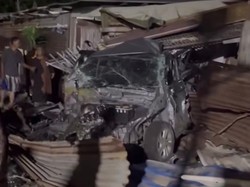 Mobil di Jakut Ringsek Usai Serempet Kereta Barang, 2 Bedeng Rusak