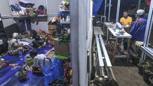 Penyintas Banjir Bandang Agam Jalani Sahur di Huntara Kayu Pasak