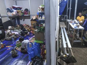 Penyintas Banjir Bandang Agam Jalani Sahur di Huntara Kayu Pasak