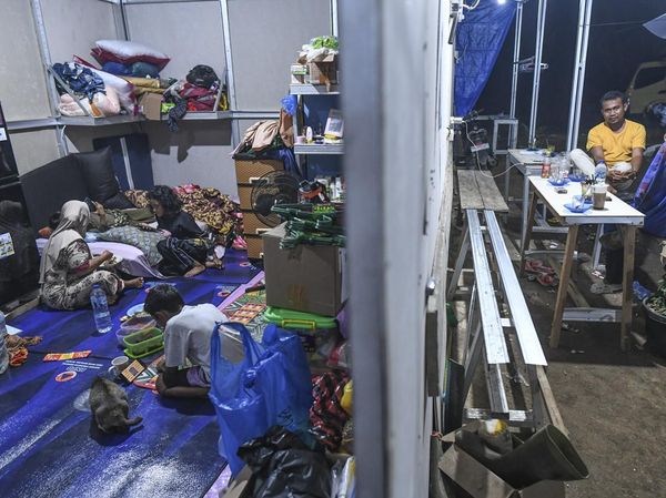 Penyintas Banjir Bandang Agam Jalani Sahur di Huntara Kayu Pasak