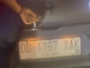 Pria di Makassar Dipukul Pengendara Mobil di Hadapan Istri Usai Motor Ditabrak