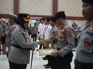 Kapolrestro Bekasi Beri Penghargaan 39 Anggota, Tekankan Pelayanan Humanis
