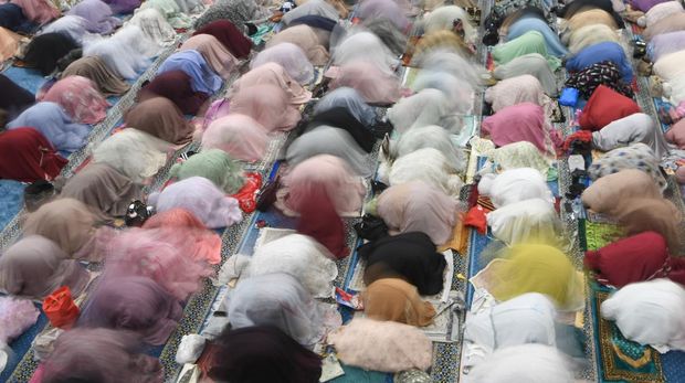 Umat Islam melaksanakan Shalat Tarawih di Masjid Negara, Ibu Kota Nusantara (IKN), Penajam Paser Utara, Kalimantan Timur, Rabu (18/2/2026). Otorita Ibu Kota Nusantara (OIKN) menyelenggarakan Shalat Tarawih perdana di Masjid Negara mengikuti penetapan pemerintah 1 Ramadhan 1447 Hijriah yang jatuh pada Kamis (19/2). ANTARA FOTO/M Risyal Hidayat