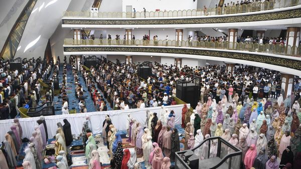 Potret Tarawih Pertama di Masjid Negara IKN