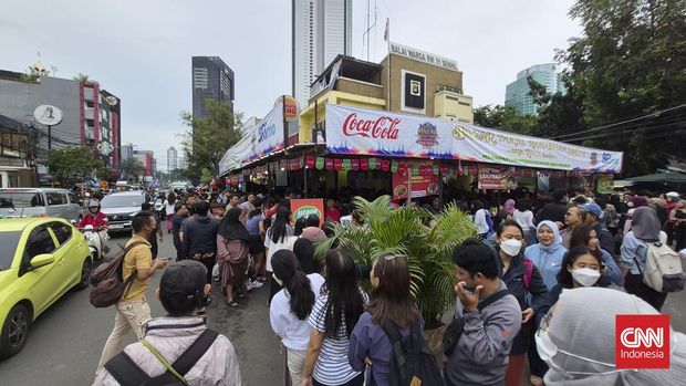 Kondisi Lalu Lintas dinjalan di sekitar Bazar Takjil Ramadhan Bendungan Hilir terpantau mengalami kemacetan.
