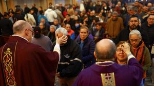 Umat Katolik Dunia Jalani Misa Rabu Abu, Tanda Awal Prapaskah 2026