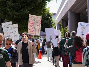 Video: Ratusan Staf Writers Guild of America West Mogok Kerja