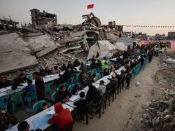 Warga Gaza Buka Puasa Bersama di Tengah Reruntuhan