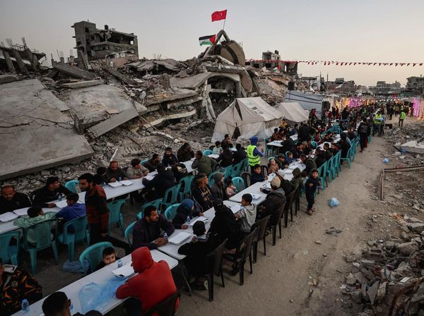 Warga Gaza Buka Puasa Bersama di Tengah Reruntuhan