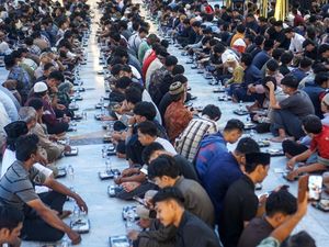 Video: POV Cobain Takjil Gratis di Masjid Jakarta Selatan