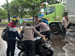 Jalan Daan Mogot Jakbar Banjir, Polisi Bantu Dorong Kendaraan Mogok